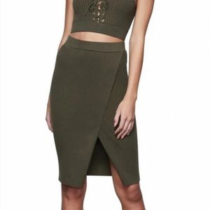 Good American woman’s green knit ribbed stretchy pencil midi skirt